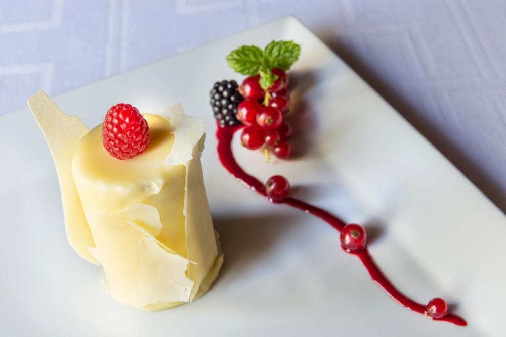 Logis-Hotel-Restaurant La Gentilhommiere Artres Экстерьер фото