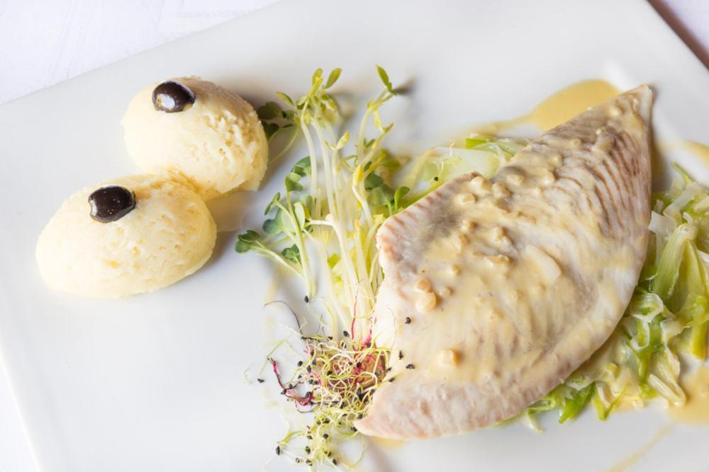 Logis-Hotel-Restaurant La Gentilhommiere Artres Экстерьер фото